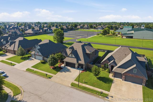 2114 W 117th Place S, Jenks, OK 74037