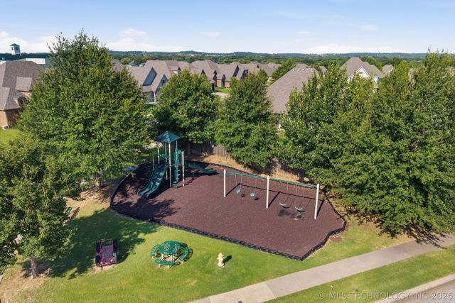 2114 W 117th Place S, Jenks, OK 74037