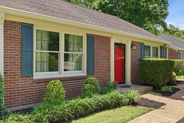 5621 Knob Rd, Nashville, TN 37209