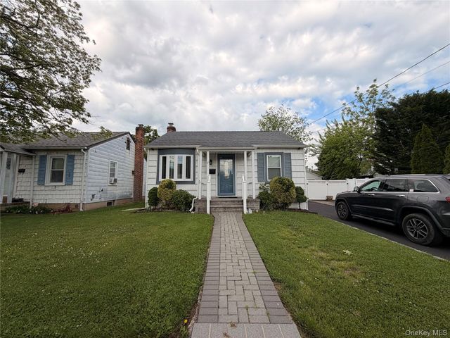 7 Foran Place, Hicksville, NY 11801