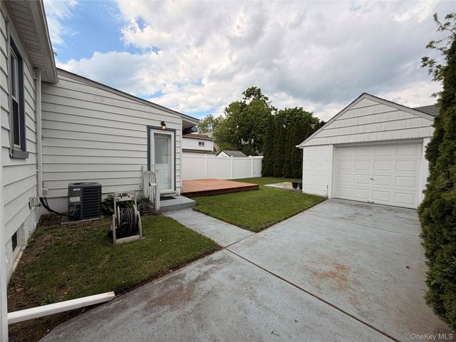 7 Foran Place, Hicksville, NY 11801