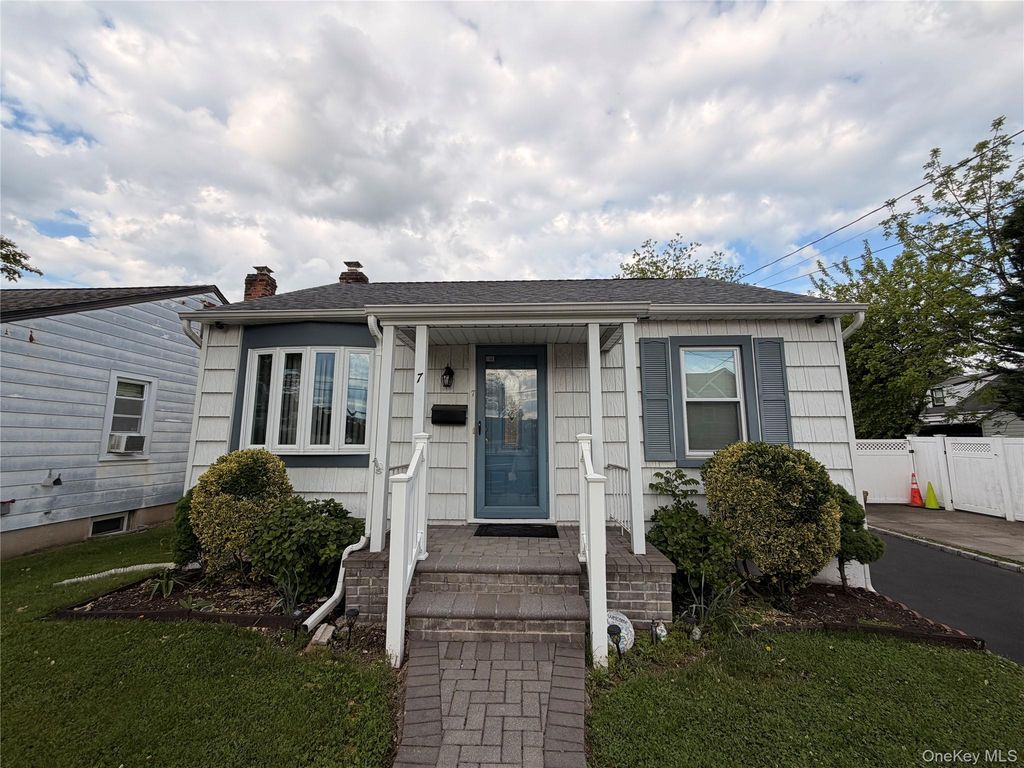 7 Foran Place, Hicksville, NY 11801