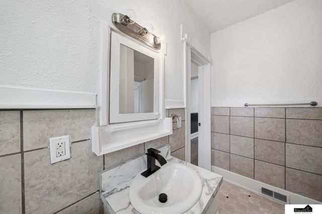 4851 Hillside Street, Lincoln, NE 68506