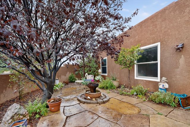 6 Enebro Place, Santa Fe, NM 87508