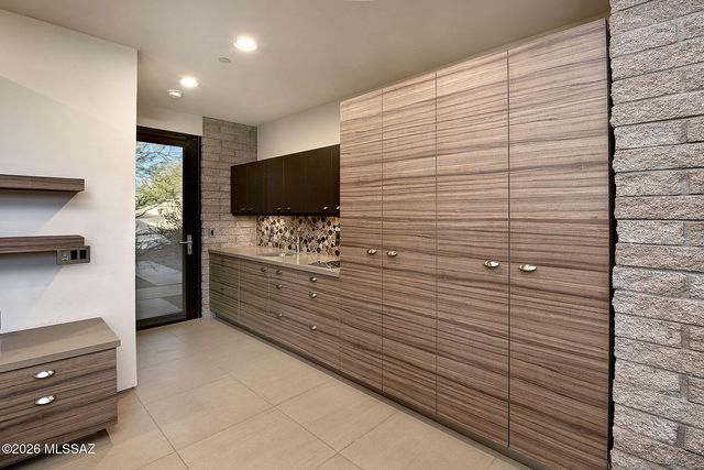 6830 N Hole-In-The-Wall Way, Tucson, AZ 85750