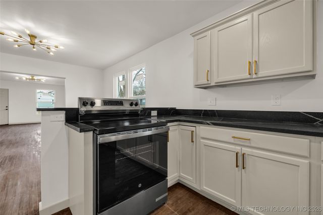 1017 W Newton Street, Tulsa, OK 74127