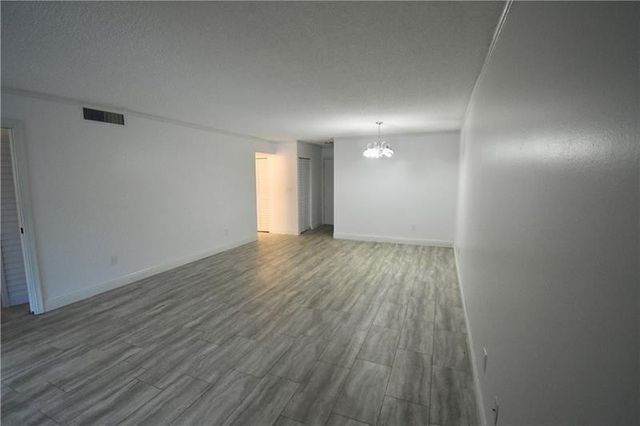 7500 NW 1st Court 207, Plantation, FL 33317