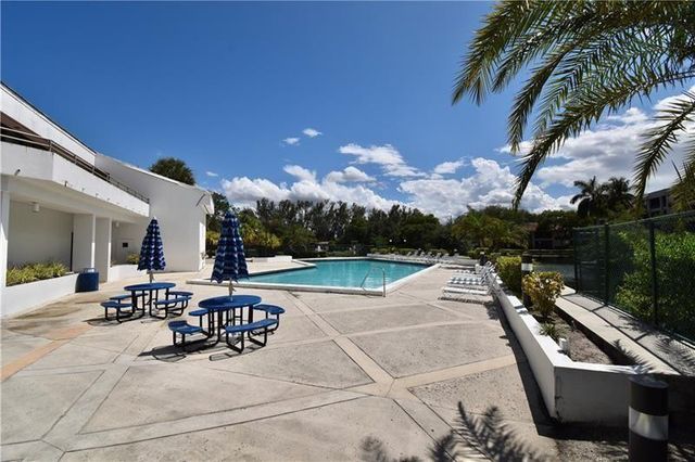 7500 NW 1st Court 207, Plantation, FL 33317