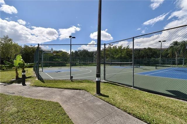 7500 NW 1st Court 207, Plantation, FL 33317