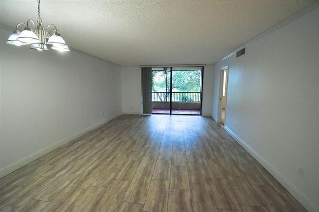 7500 NW 1st Court 207, Plantation, FL 33317