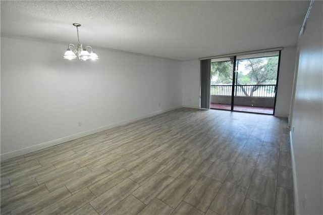 7500 NW 1st Court 207, Plantation, FL 33317