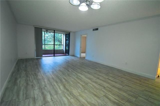 7500 NW 1st Court 207, Plantation, FL 33317