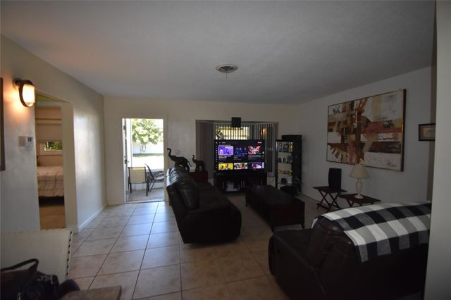 4250 NW 49th Terrace, Lauderdale Lakes, FL 33319