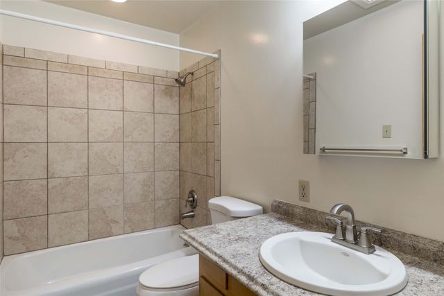 105 Camino Santiago A&B, Santa Fe, NM 87501