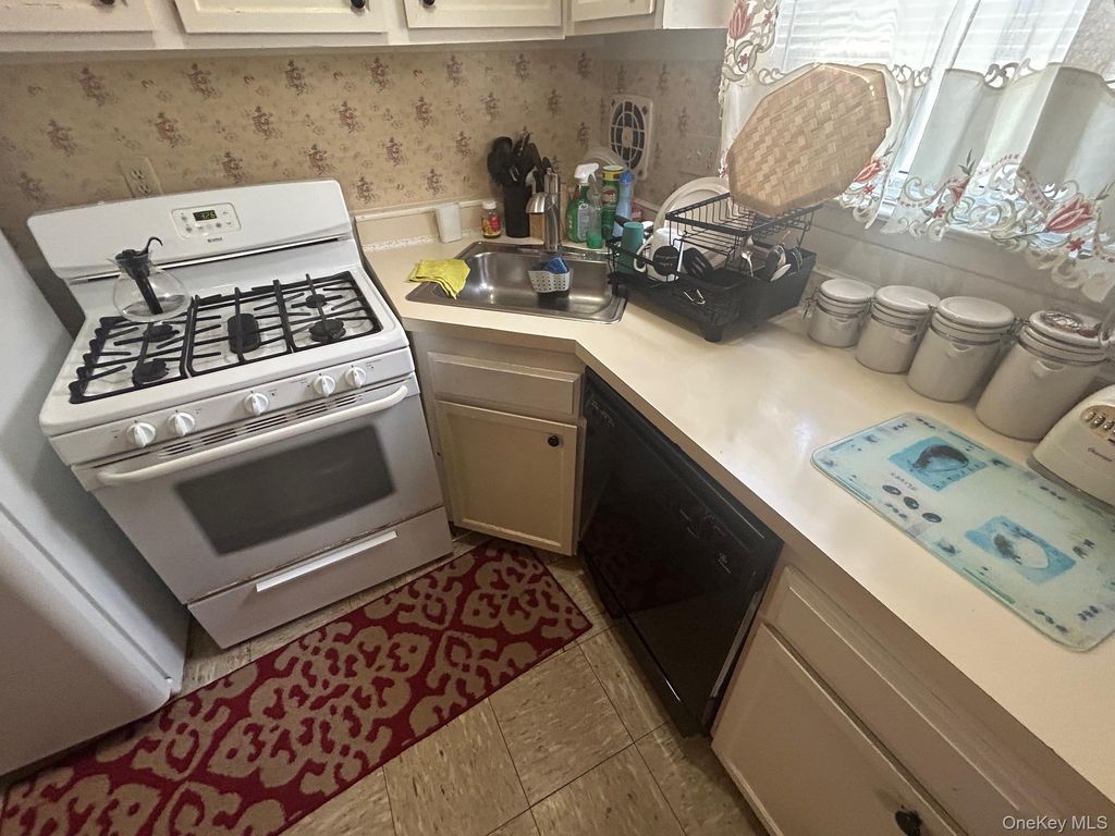 107 Sneden Place W 107, Spring Valley, NY 10977 — photo 3