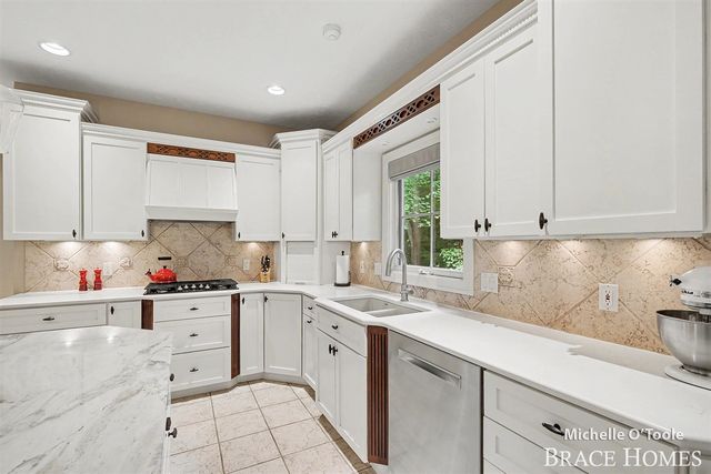 4260 S Oak Pointe Court, Grand Rapids, MI 49525