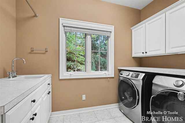 4260 S Oak Pointe Court, Grand Rapids, MI 49525