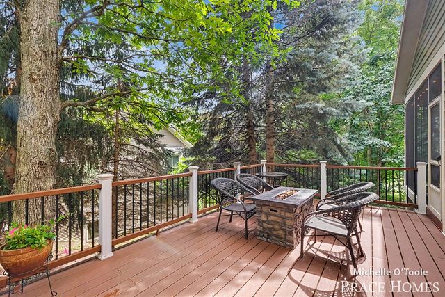 4260 S Oak Pointe Court, Grand Rapids, MI 49525