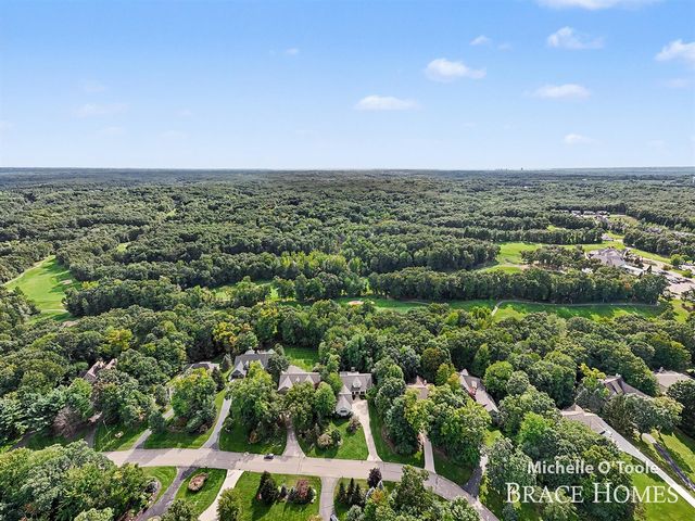 4260 S Oak Pointe Court, Grand Rapids, MI 49525