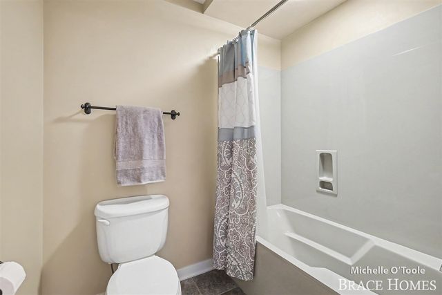 4260 S Oak Pointe Court, Grand Rapids, MI 49525