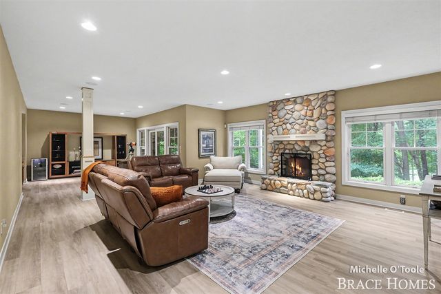 4260 S Oak Pointe Court, Grand Rapids, MI 49525