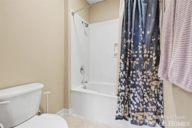 4260 S Oak Pointe Court, Grand Rapids, MI 49525