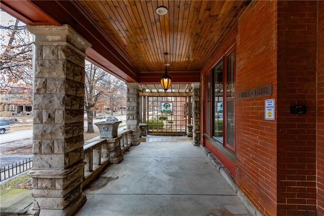 425 Gladstone Boulevard, Kansas City, MO 64124