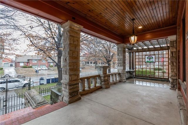 425 Gladstone Boulevard, Kansas City, MO 64124