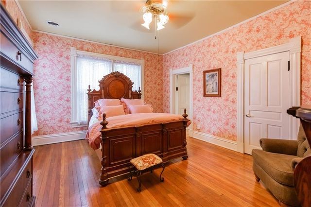 425 Gladstone Boulevard, Kansas City, MO 64124