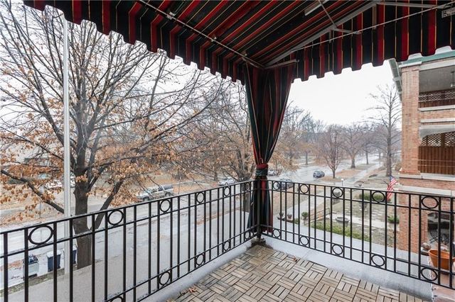 425 Gladstone Boulevard, Kansas City, MO 64124