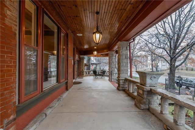425 Gladstone Boulevard, Kansas City, MO 64124