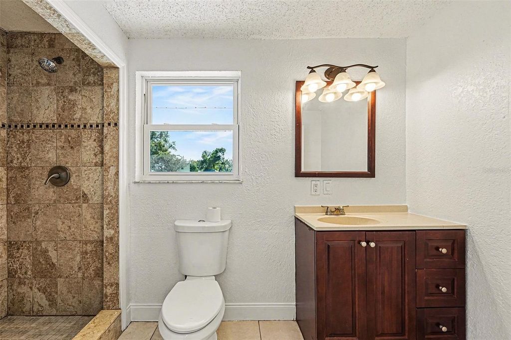 Image 11 of property listing at 9031 TREE VALLEY CIRCLE, Tampa, FL 33615