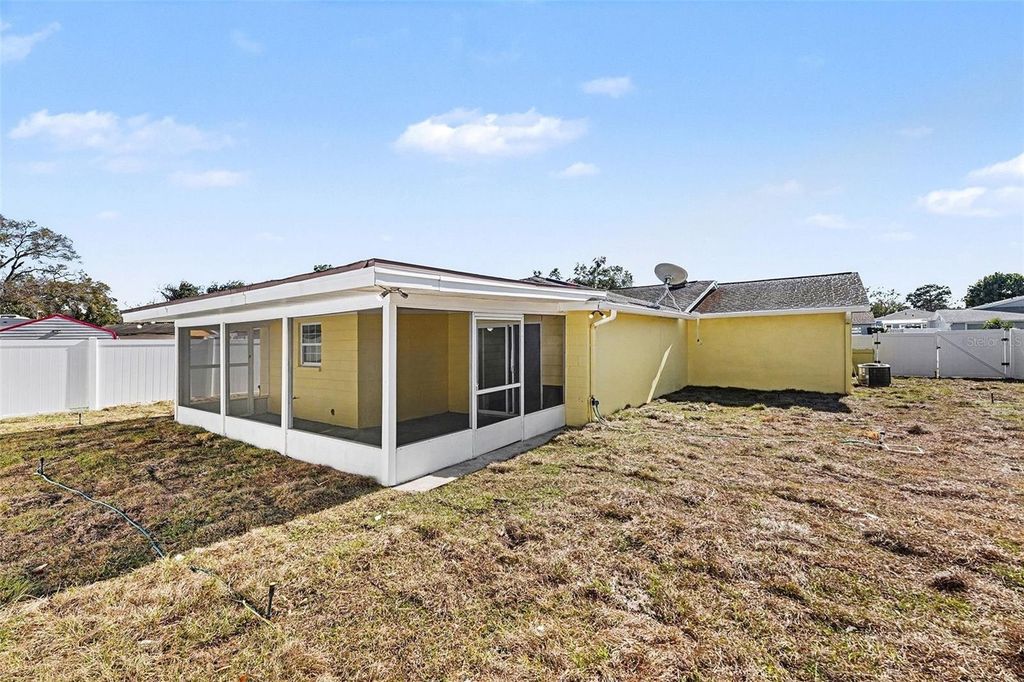 Image 21 of property listing at 9031 TREE VALLEY CIRCLE, Tampa, FL 33615