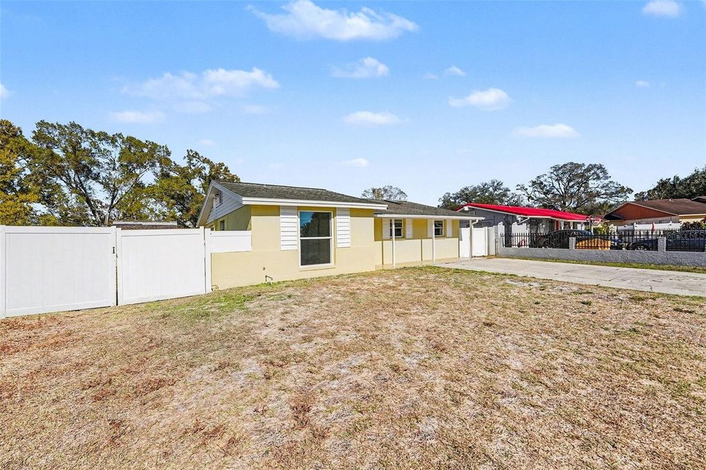 Image 25 of property listing at 9031 TREE VALLEY CIRCLE, Tampa, FL 33615