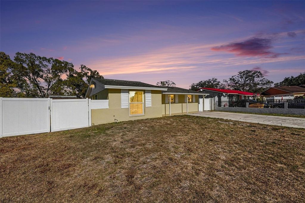 Image 26 of property listing at 9031 TREE VALLEY CIRCLE, Tampa, FL 33615