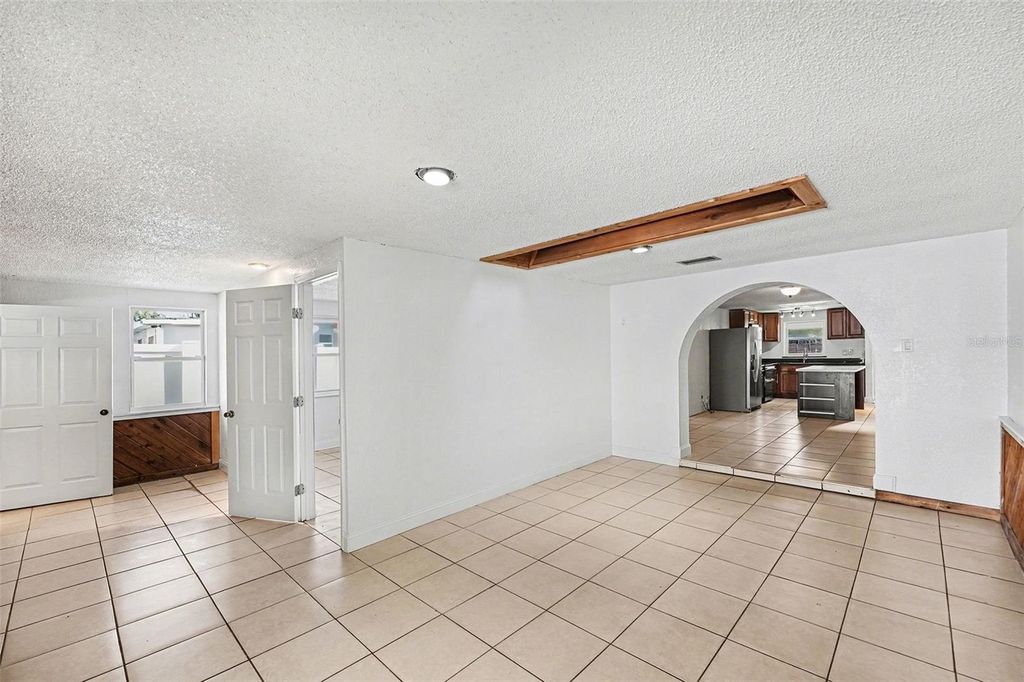 Image 6 of property listing at 9031 TREE VALLEY CIRCLE, Tampa, FL 33615