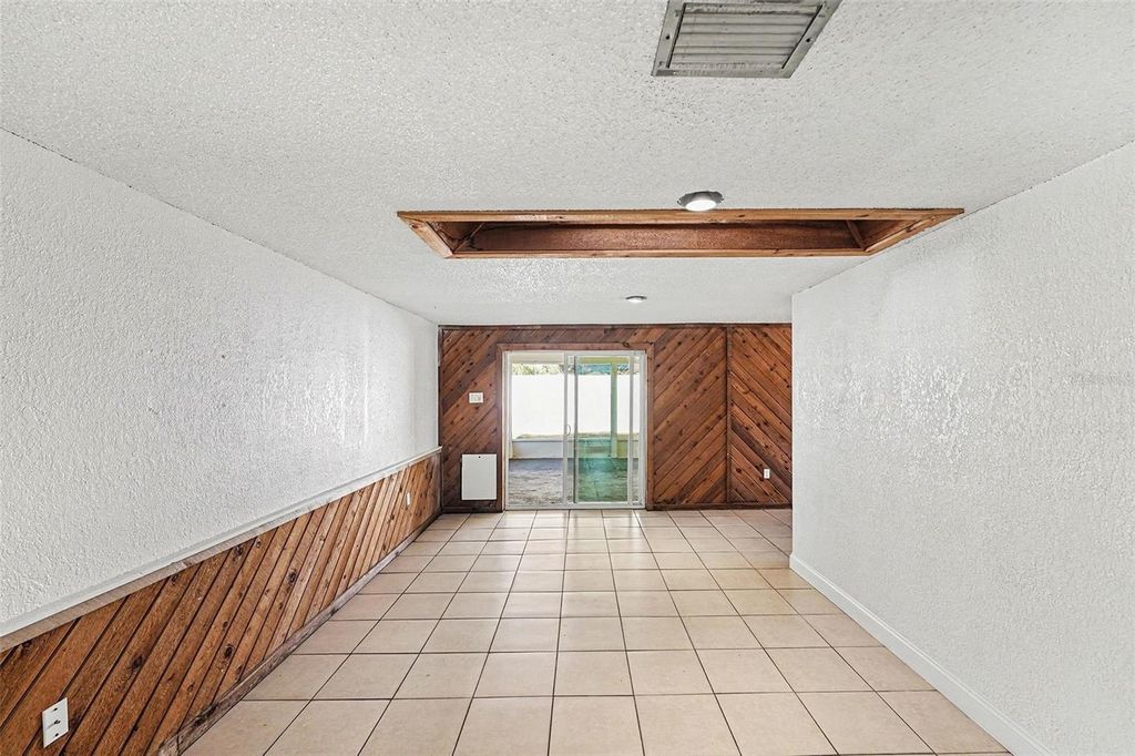 Image 7 of property listing at 9031 TREE VALLEY CIRCLE, Tampa, FL 33615