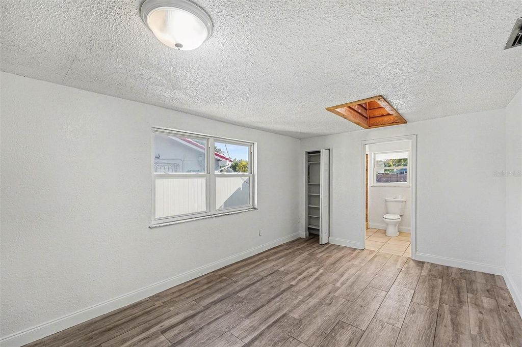 Image 9 of property listing at 9031 TREE VALLEY CIRCLE, Tampa, FL 33615