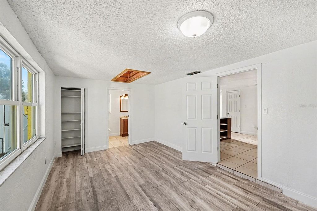 Image 10 of property listing at 9031 TREE VALLEY CIRCLE, Tampa, FL 33615