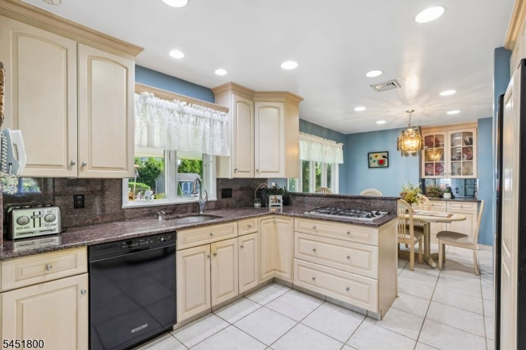 998 Washington Ave, Hohokus Boro, NJ 07423 — photo 5