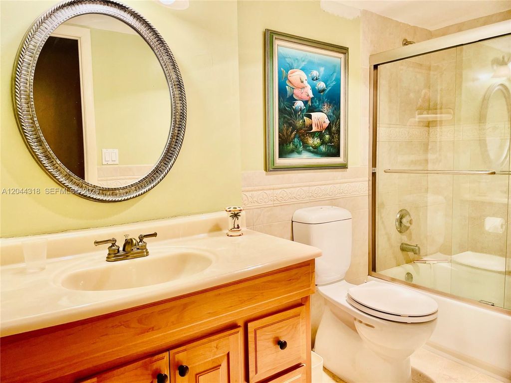 Image 10 of property listing at 2555 Collins Ave 2006, Miami Beach, FL 33140