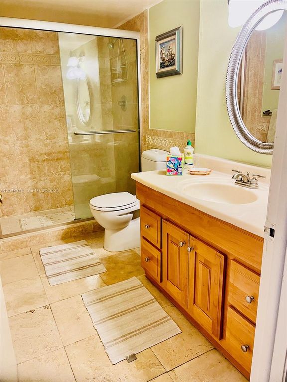 Image 13 of property listing at 2555 Collins Ave 2006, Miami Beach, FL 33140