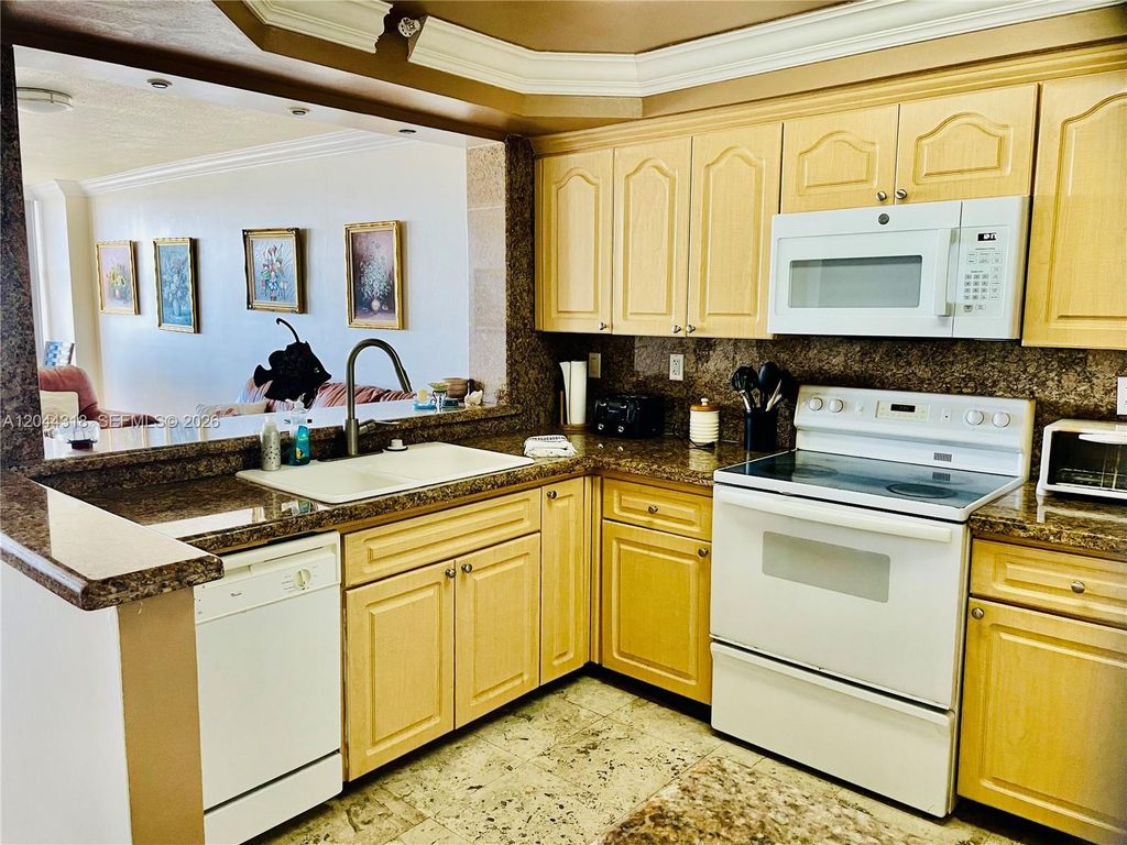 Image 6 of property listing at 2555 Collins Ave 2006, Miami Beach, FL 33140