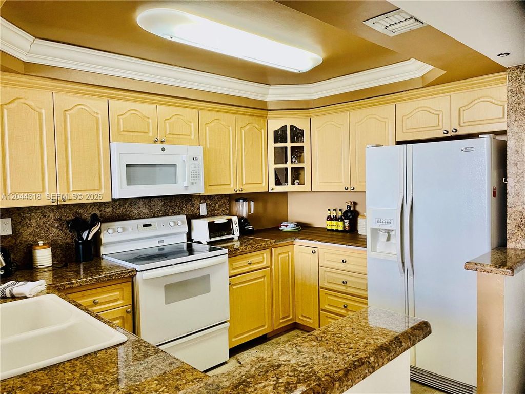 Image 7 of property listing at 2555 Collins Ave 2006, Miami Beach, FL 33140