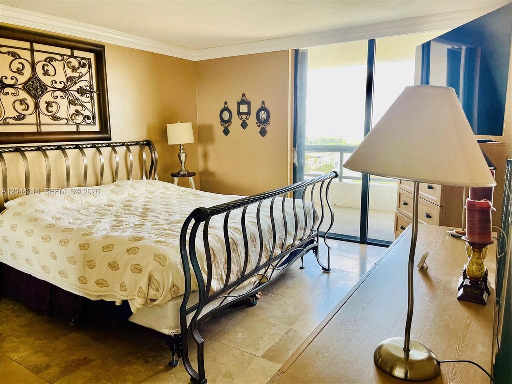 Image 8 of property listing at 2555 Collins Ave 2006, Miami Beach, FL 33140