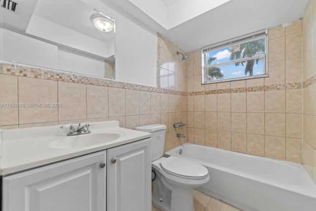 72 NW 162nd St 72, Miami, FL 33169