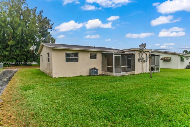 72 NW 162nd St 72, Miami, FL 33169