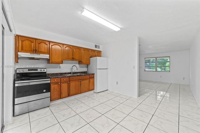 72 NW 162nd St 72, Miami, FL 33169