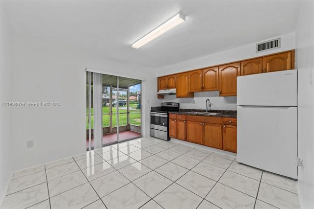 72 NW 162nd St 72, Miami, FL 33169