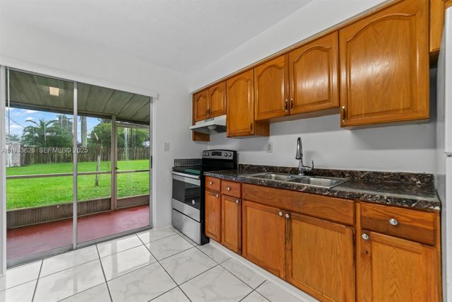 72 NW 162nd St 72, Miami, FL 33169